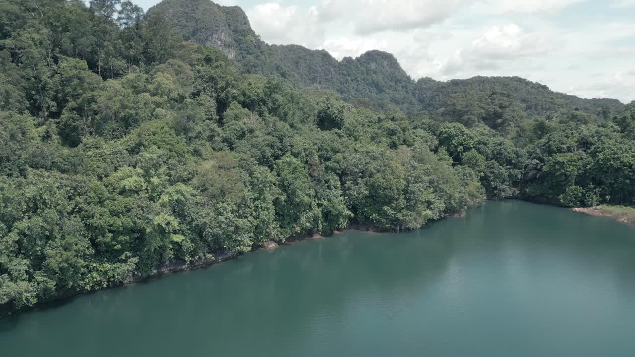 hermosa vista del lago bau en kuching, sarawak