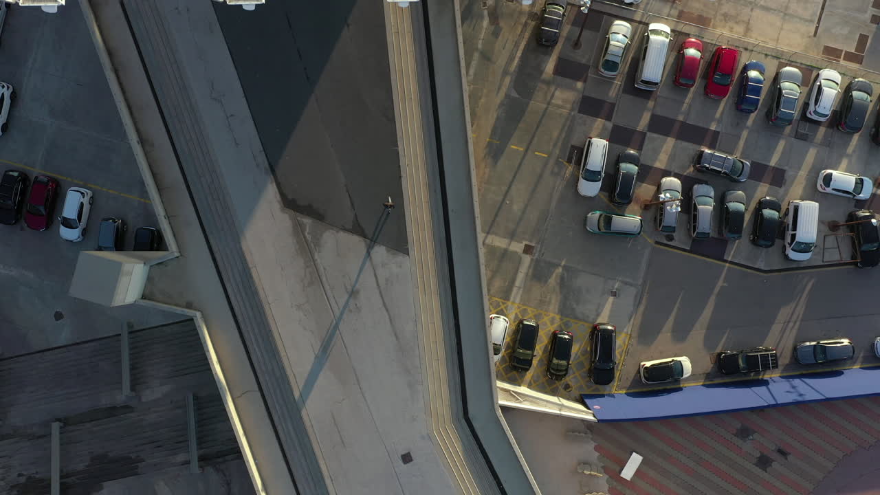 hombre irreconocible caminando por la carretera bajo paneles solares