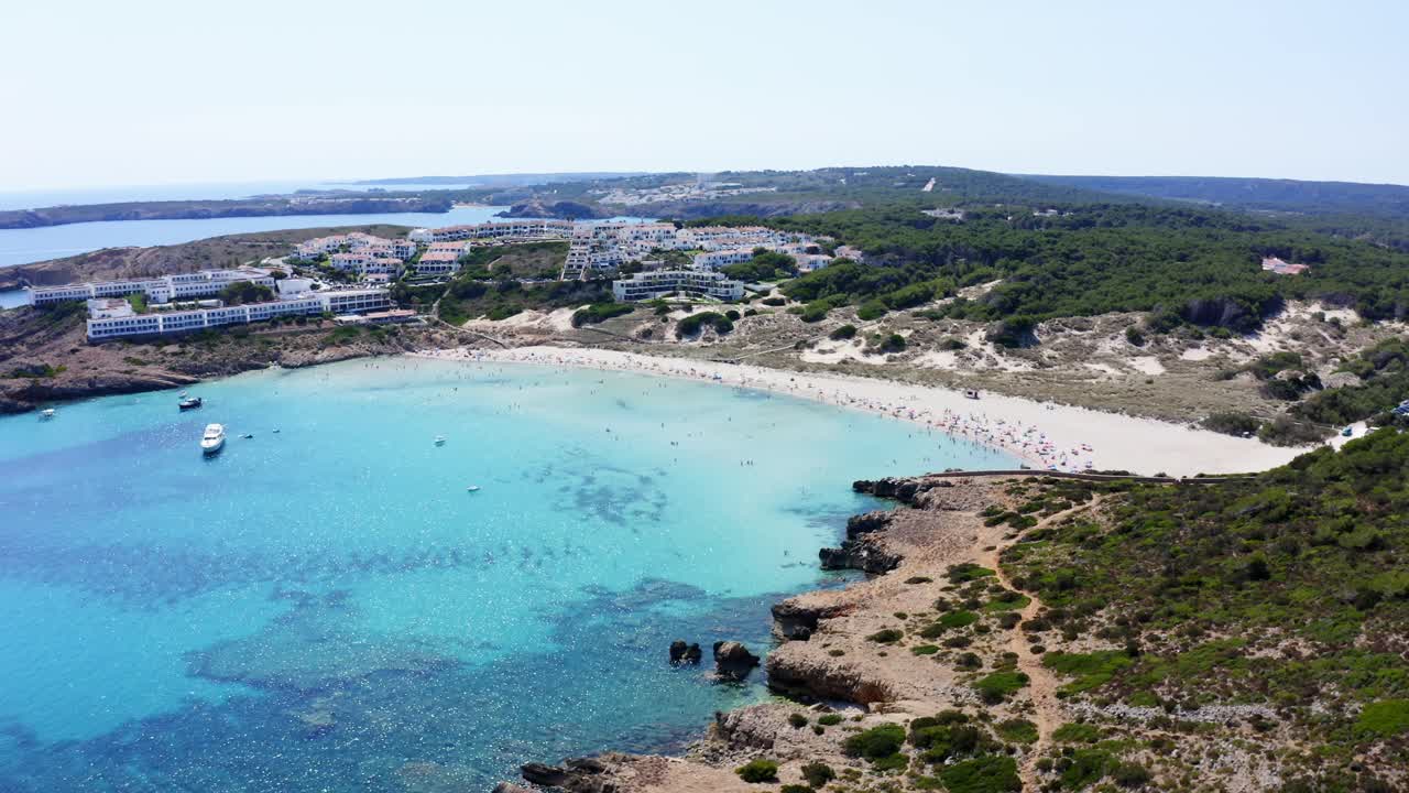 propiedades de lujo frente a la playa a lo largo de la costa de la playa de son park en menorca