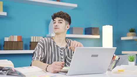el estudiante que escucha el sonido mira a la cámara y aplaude sorprendido.