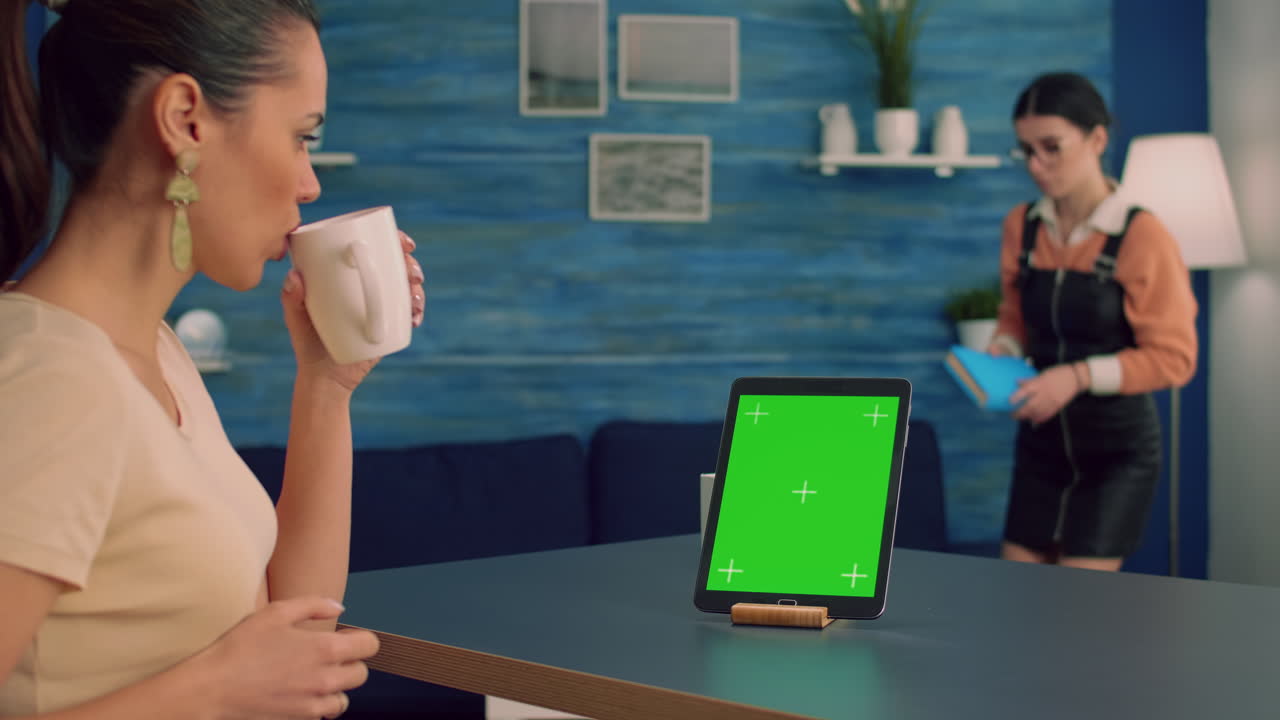 mujer freelancer navegando en internet publicidad de negocios