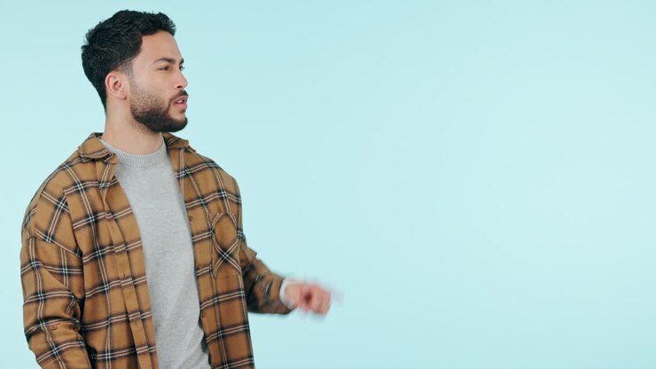 Indicando, mockup o uomo felice in studio vicino a dei gradini