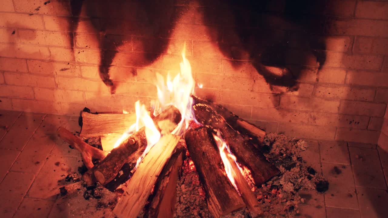 불타는 나무를 가진 아한 벽난로