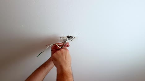 sujetar un tornillo a un soporte de luz de techo