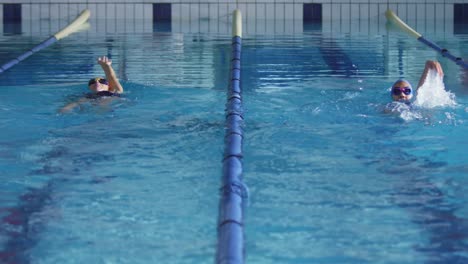 Nadadores-Entrenando-En-Una-Piscina