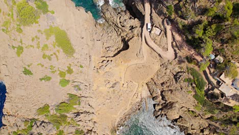 vista de pájaro sobre una áspera bahía de acantilados en el mar mediterráneo