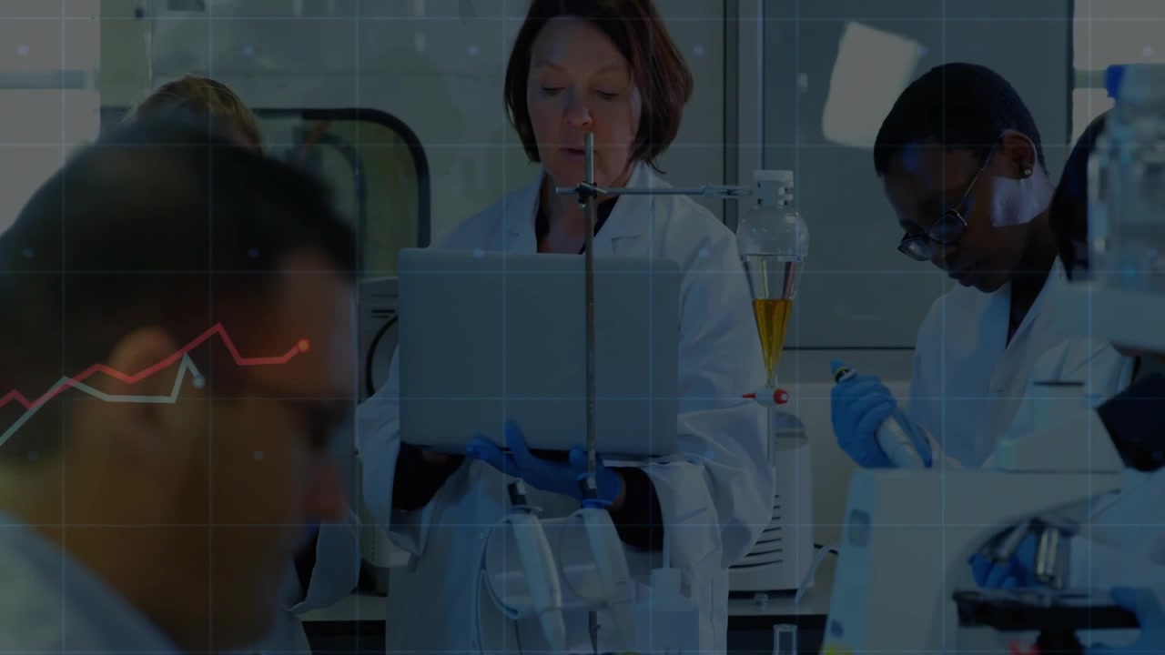 Un team diversificato di scienziati che lavorano in un laboratorio moderno