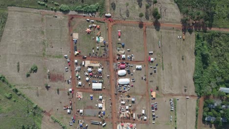 Draufsicht-Auf-Den-Waldbauernmarkt,-Der-Waren-Von-Händlern-Unter-Großen-Zelten-Anbietet