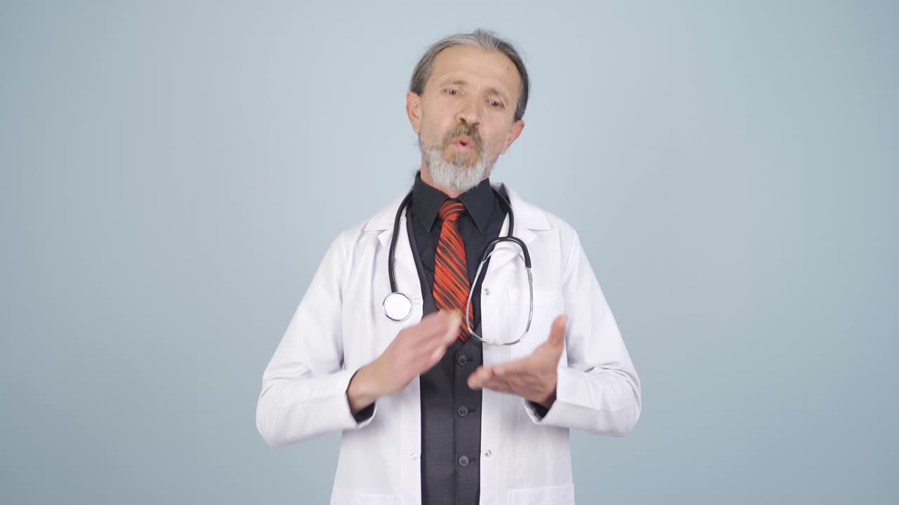O médico olha para a câmera e dá conselhos