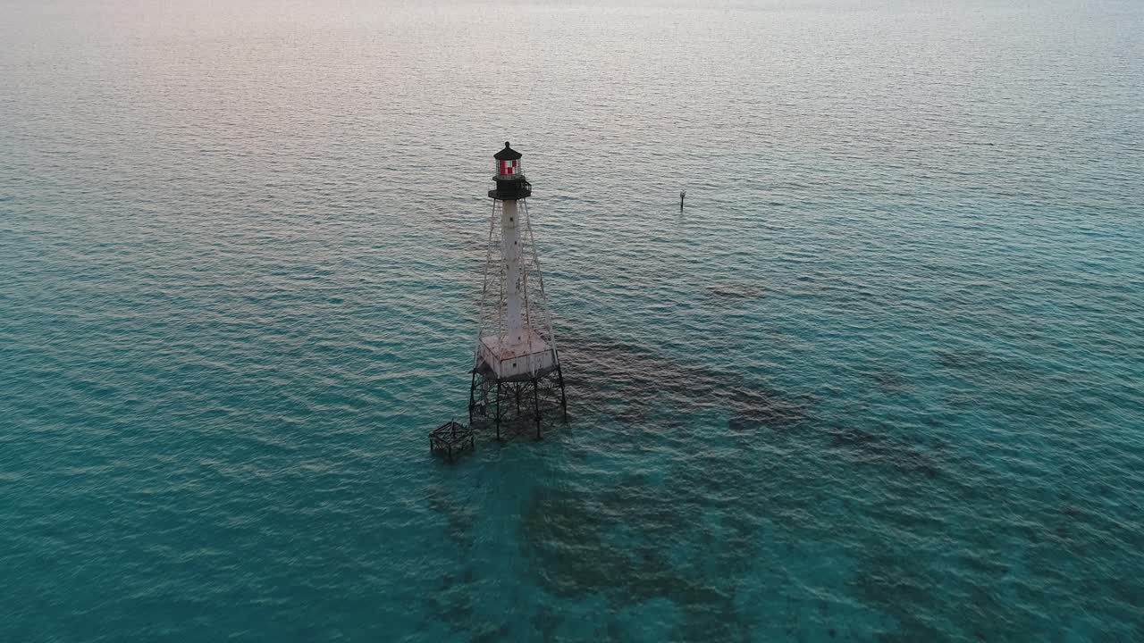 faro de arrecife de caimanes en los cayos de florida al amanecer