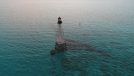 Faro-De-Arrecife-De-Caimanes-En-Los-Cayos-De-Florida-Al-Amanecer