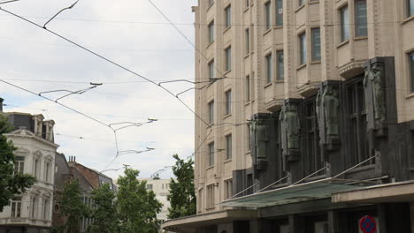 Boerentoren---Ein-Historisches-Hochhaus-In-Antwerpen,-Belgien---Aufnahme-Aus-Niedriger-Perspektive