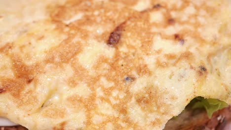 omelette de huevo en un pan ,