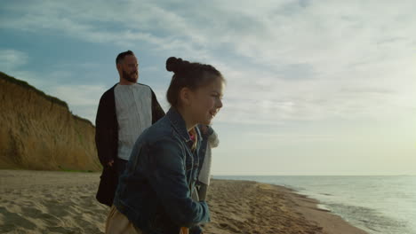 Eine-Lustige-Familie-Genießt-Gemeinsam-Den-Strandurlaub-Am-Ufer.-Menschengruppe-Geht-Durch-Meereslandschaft.