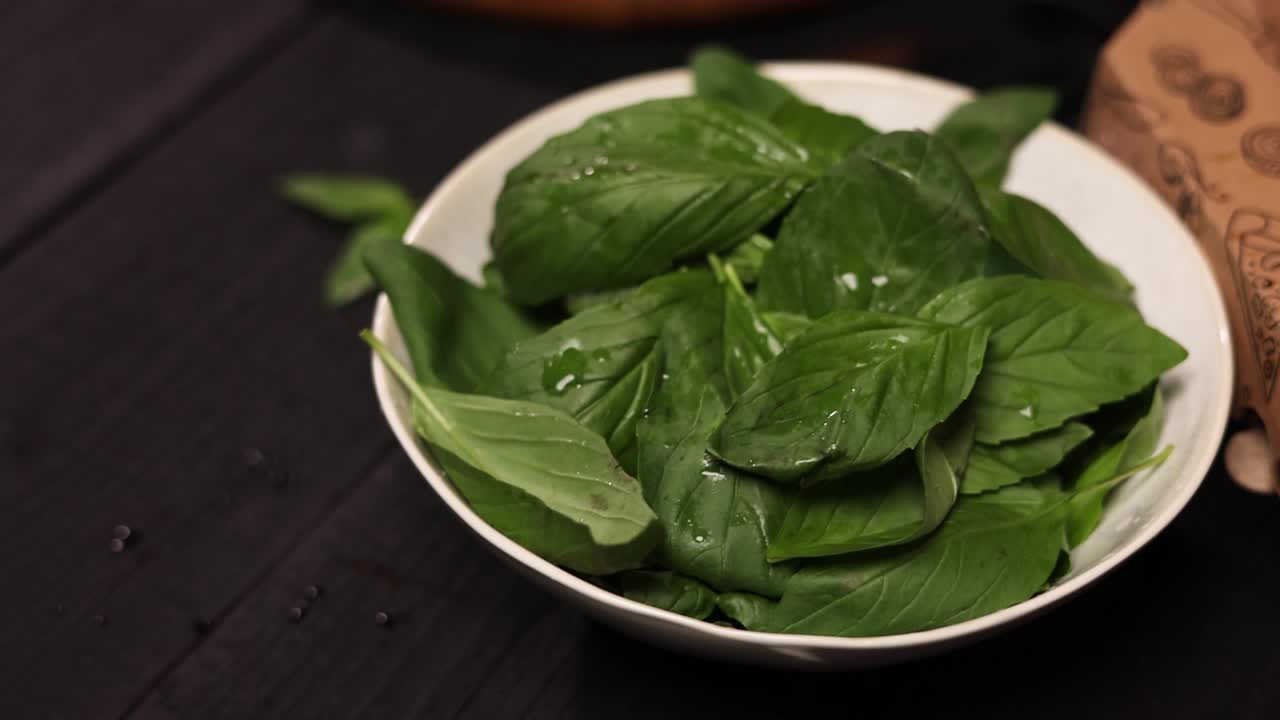 basilico fresco pronto per la pizza