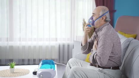 hombre anciano en ventilador experimentando dificultad para respirar.