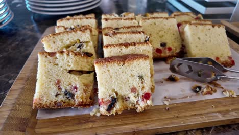 rebanadas de pastel de frutas en una tabla de madera