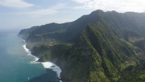 Clip-De-Dron-Lento-De-Un-Borde-Masivo-Desde-La-Montaña-Hasta-La-Costa-De-Madeira