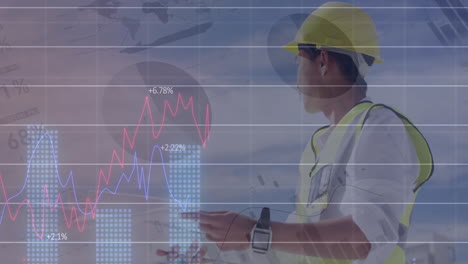 animación de la interfaz infográfica sobre ingeniero masculino asiático con plano en el sitio de construcción.