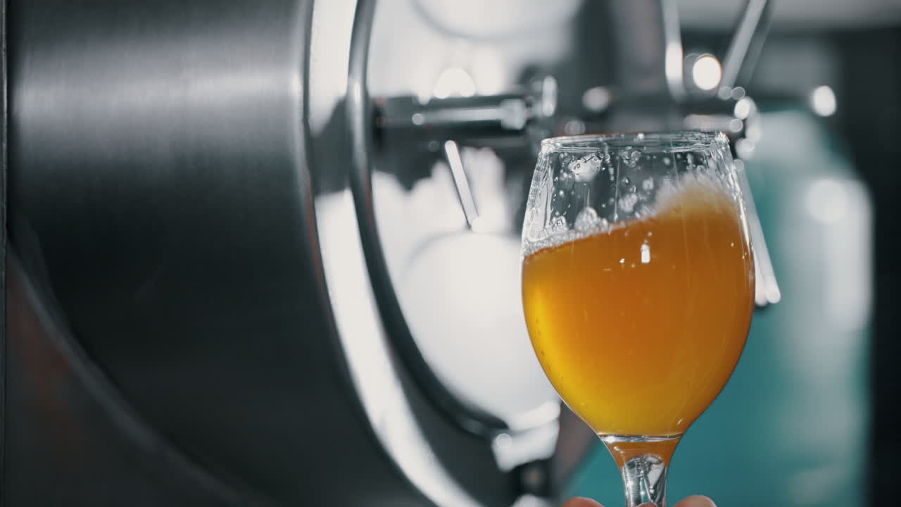 vertiendo un vaso de cerveza en una cervecería