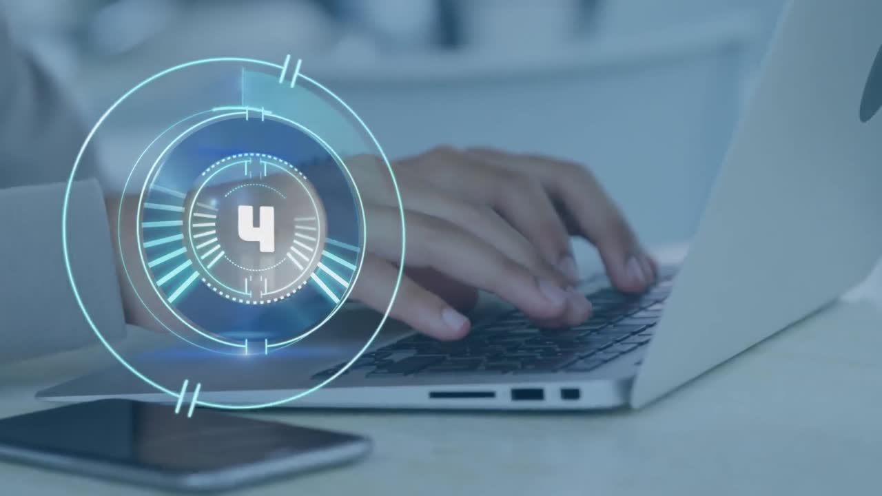 animación de cuenta atrás y escaneo de alcance sobre la mujer usando una computadora portátil