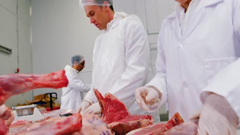 equipo de carniceros trabajando