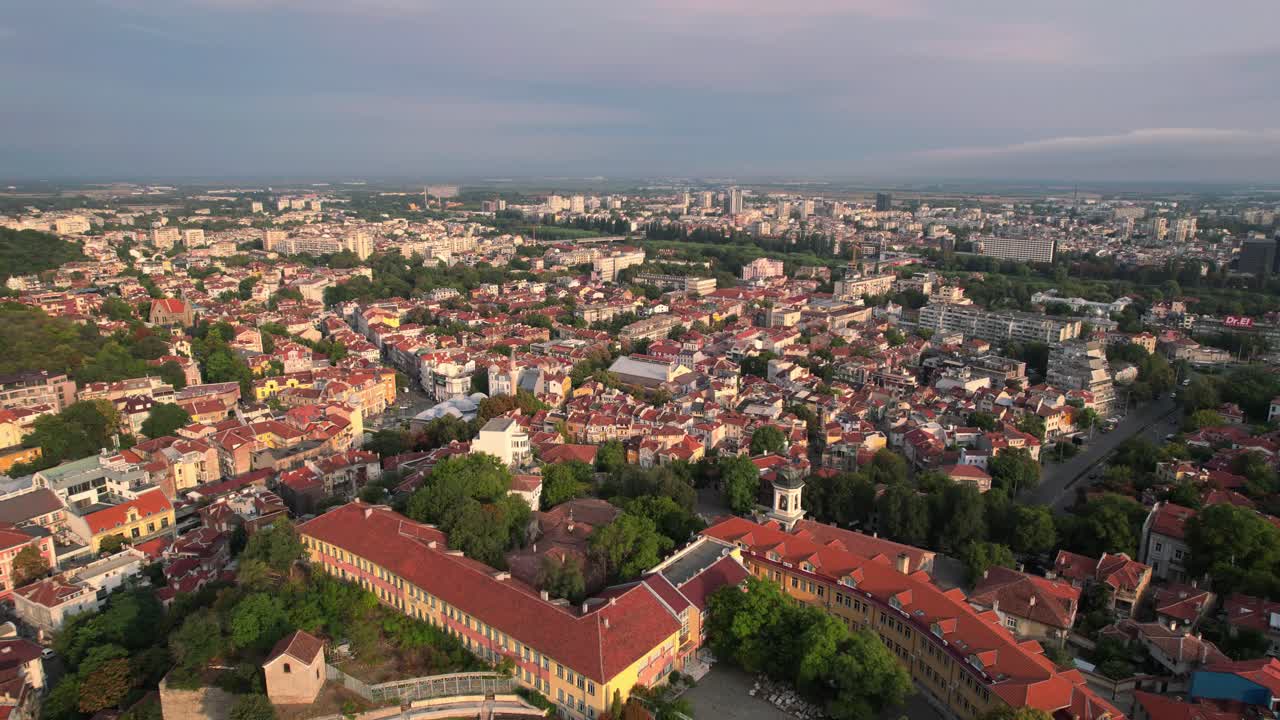 vista del atardecer del casco antiguo de plovdiv, toma aérea
