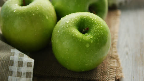 Grüne-Nasse-Äpfel-In-Tropfen