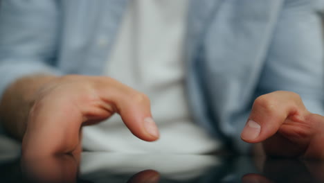 las manos del hombre de negocios enviando mensajes de texto a la pantalla táctil de la computadora en primer plano. el hombre escribiendo la pantalla de la tableta