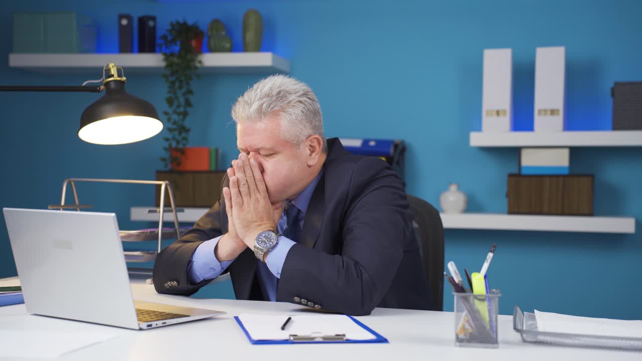 비즈니스맨이 노트북에서 잘못된 작업을 하고 있습니다.