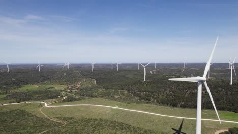 Establecer-Un-Gran-Parque-Eólico-Con-Turbinas-En-El-Horizonte,-Emisión-Libre-Global