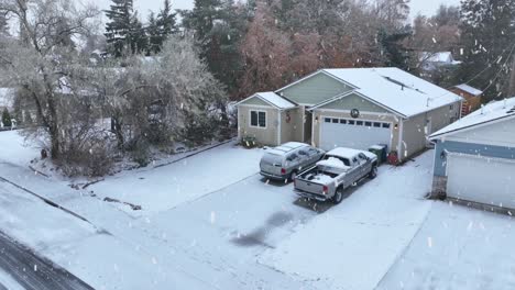 Vista-Aérea-Exterior-De-Una-Casa-Nevada-Durante-Una-Tormenta-De-Nieve-En-Invierno