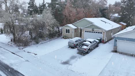 vista aérea exterior de una casa nevada durante una tormenta de nieve en invierno