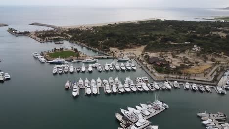 Marina-Von-San-Jose-Del-Cabo-In-Baja-California-Sur-Mit-Angedockten-Booten,-Bewölkter-Himmel,-Luftaufnahme