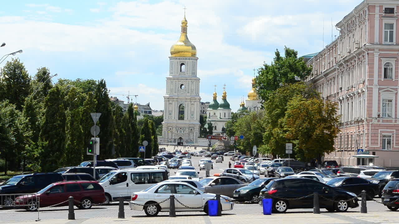 Carros e pessoas. Trânsito em Kiev.