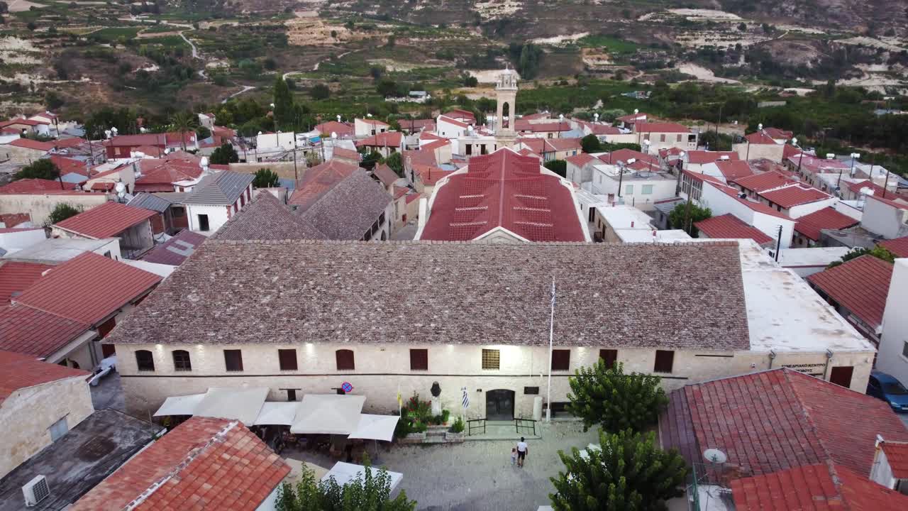 imágenes aéreas de drones del pueblo rural tradicional omodos, limassol, chipre-5