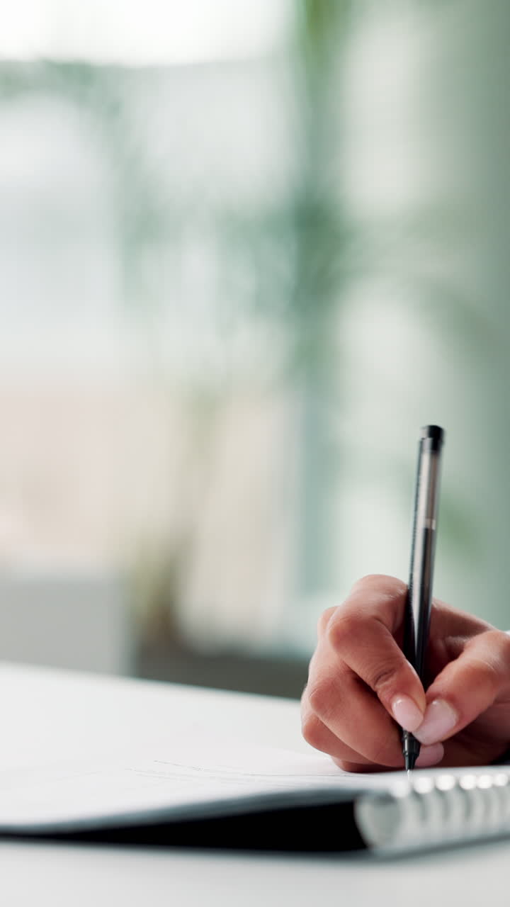 Primo piano di mani professionali che scrivono e si stringono la mano su un documento