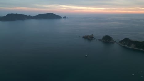 Panorama-Auszoomen-Des-Blauen-Ozeans-In-Mexiko,-Jalisco-Sonnenuntergangsdrohne,-Barra-De-Navidad