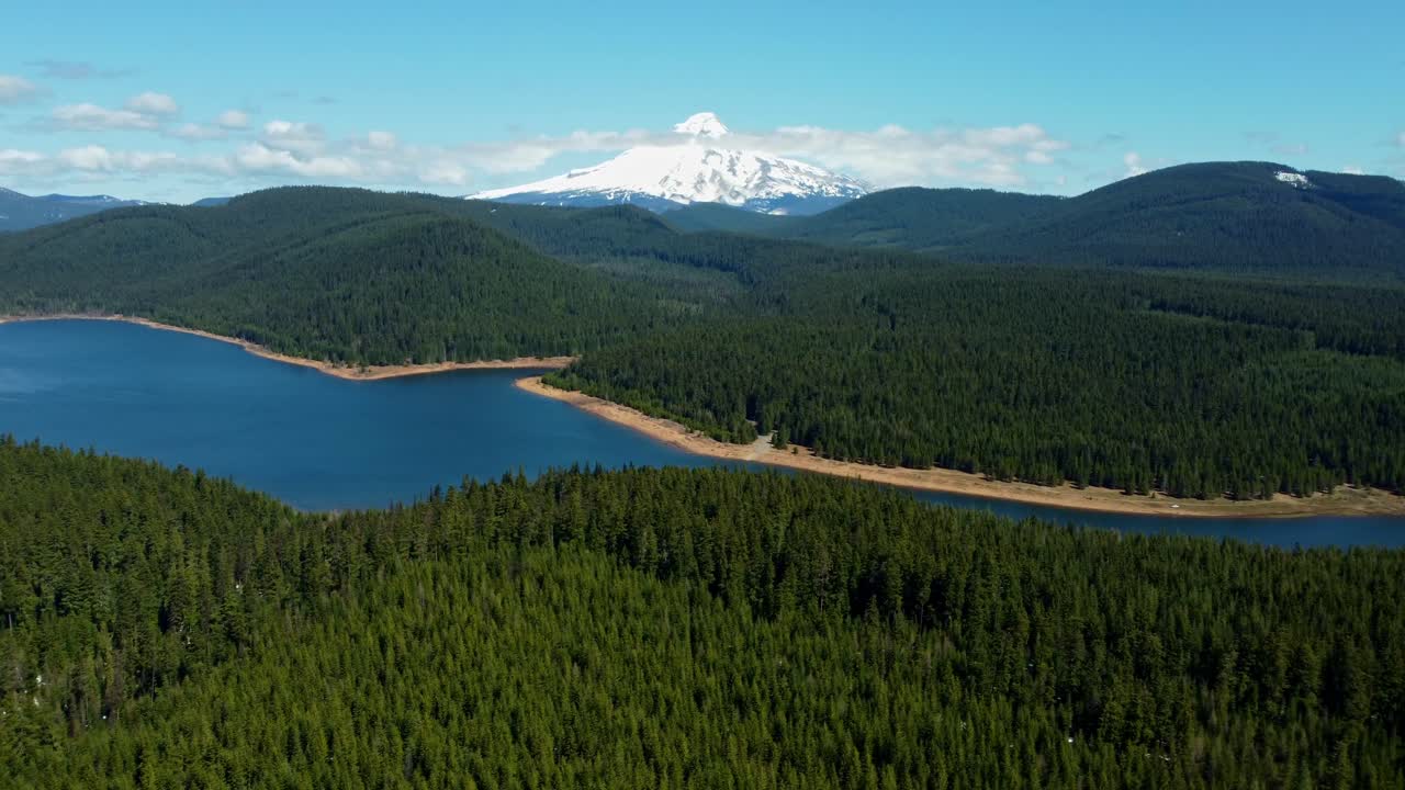 USA, Oregon, Monte Hood, Clear Lake, 22-04-2025 - Vista drone del Monte Hood a Clear Lake. In una giornata primaverile, con alcune nuvole, visto da sud-est.