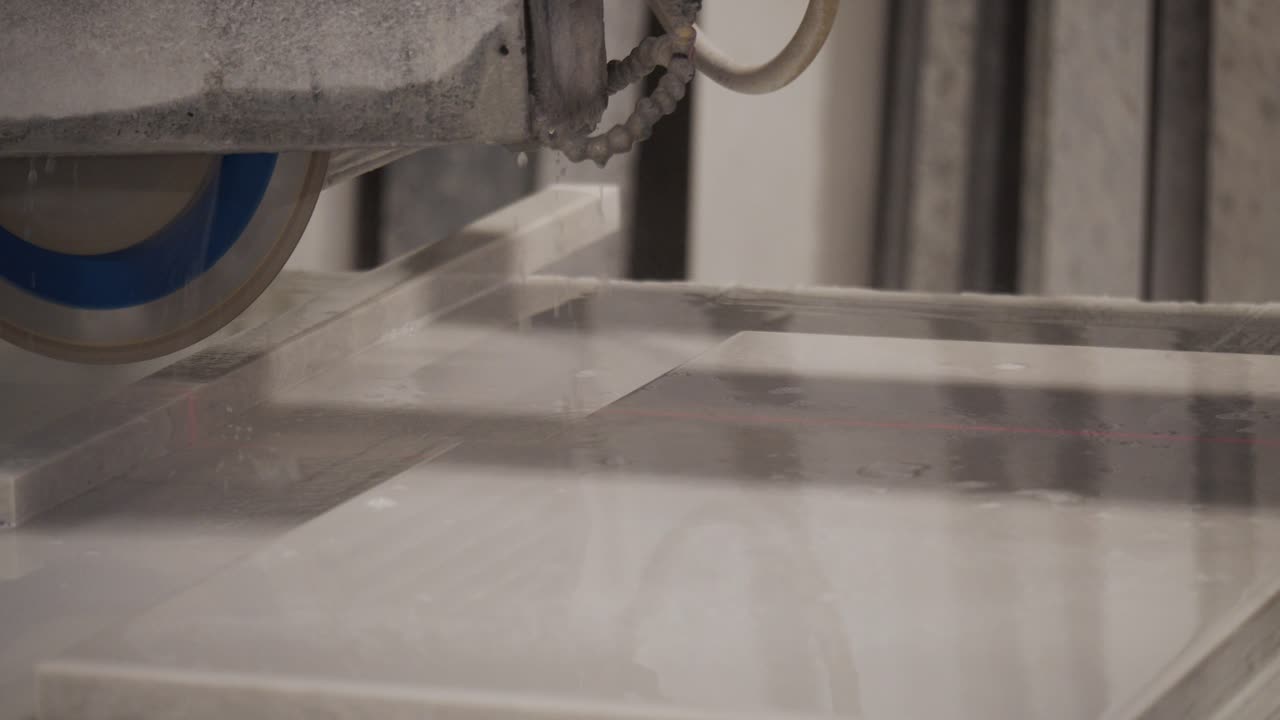 톱으로 화강암을 정렬하고 절단하는 석재 절단기