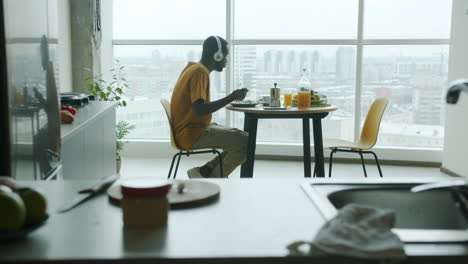 man enjoying breakfast with a city view