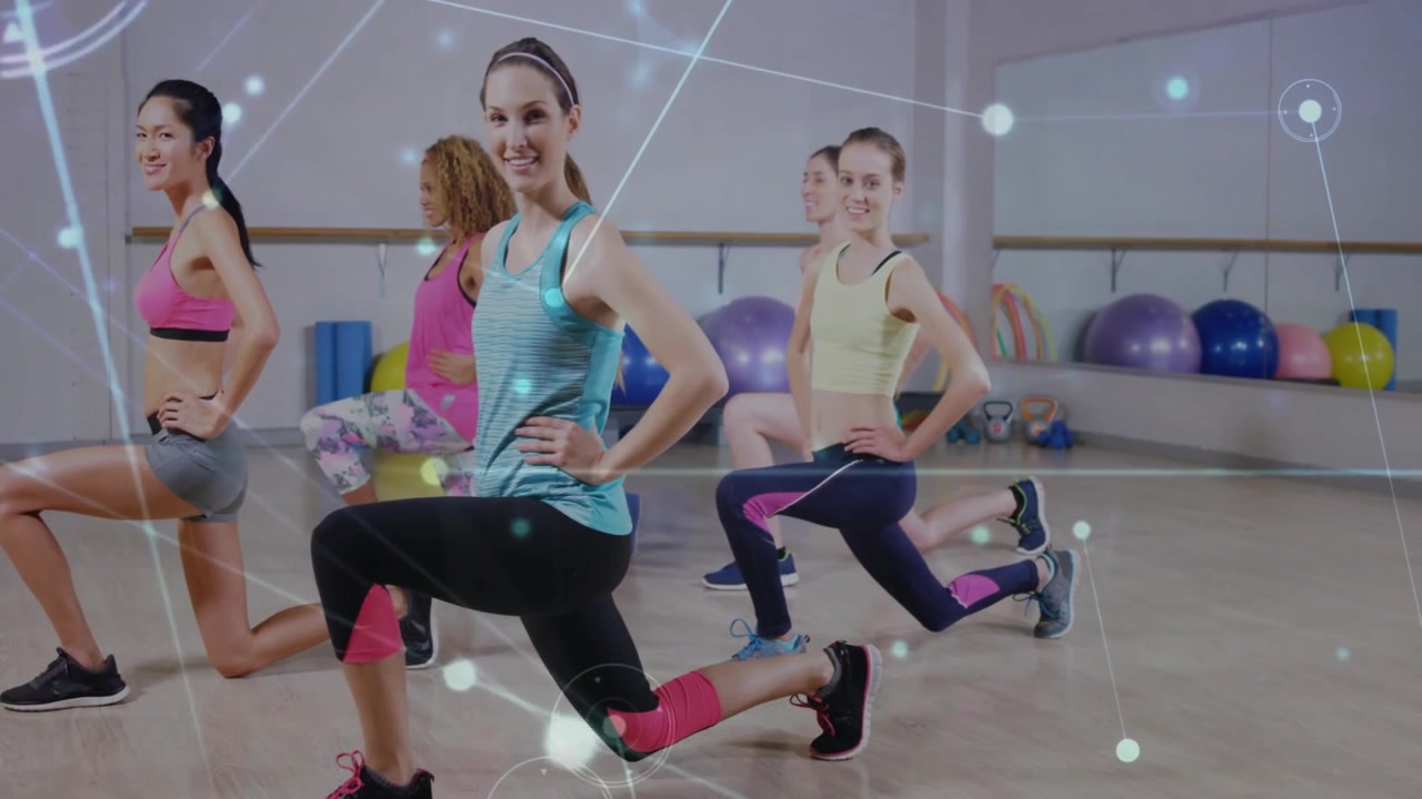 Gruppo di donne che eseguono affondi in palestra