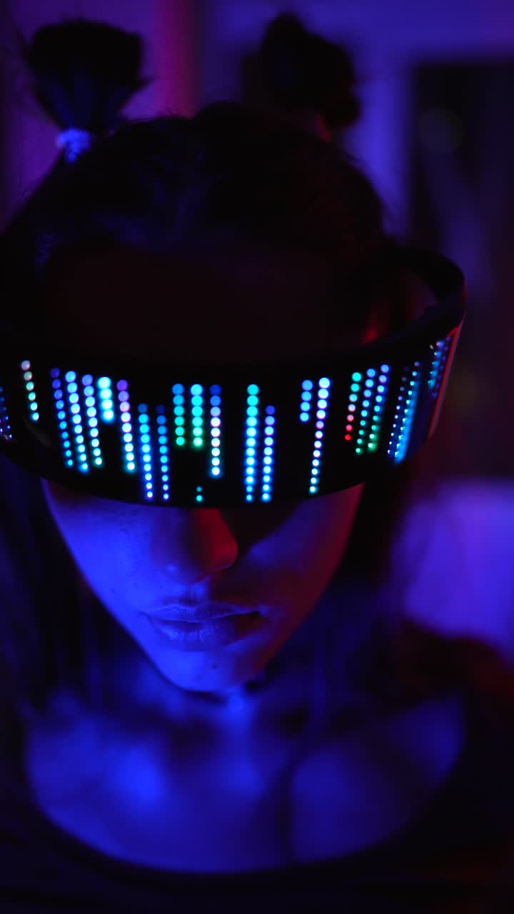 persona que lleva auriculares vr con luces led