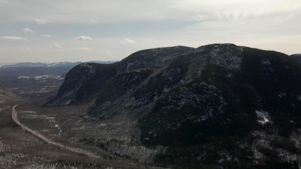 majestuoso valle bajo un cielo nublado con un sendero durante el invierno en mont du dome, quebec, canadá