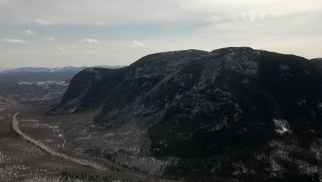 Majestuoso-Valle-Bajo-Un-Cielo-Nublado-Con-Un-Sendero-Durante-El-Invierno-En-Mont-Du-Dome,-Quebec,-Canadá