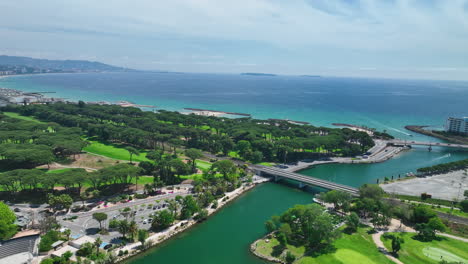 Die-Malerische-Landschaft-An-Der-Mündung-Des-Flusses-Siagne,-Der-Ins-Mediterra-Mündet