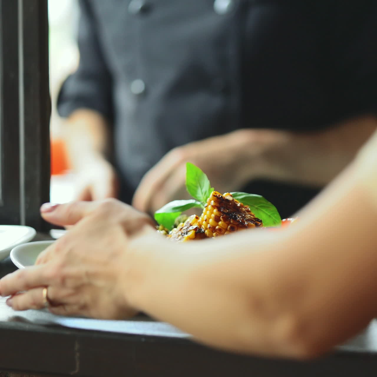 Lo chef presenta un nuovo piatto. Verdure grigliate servite su un piatto bianco. Video quadrato.
