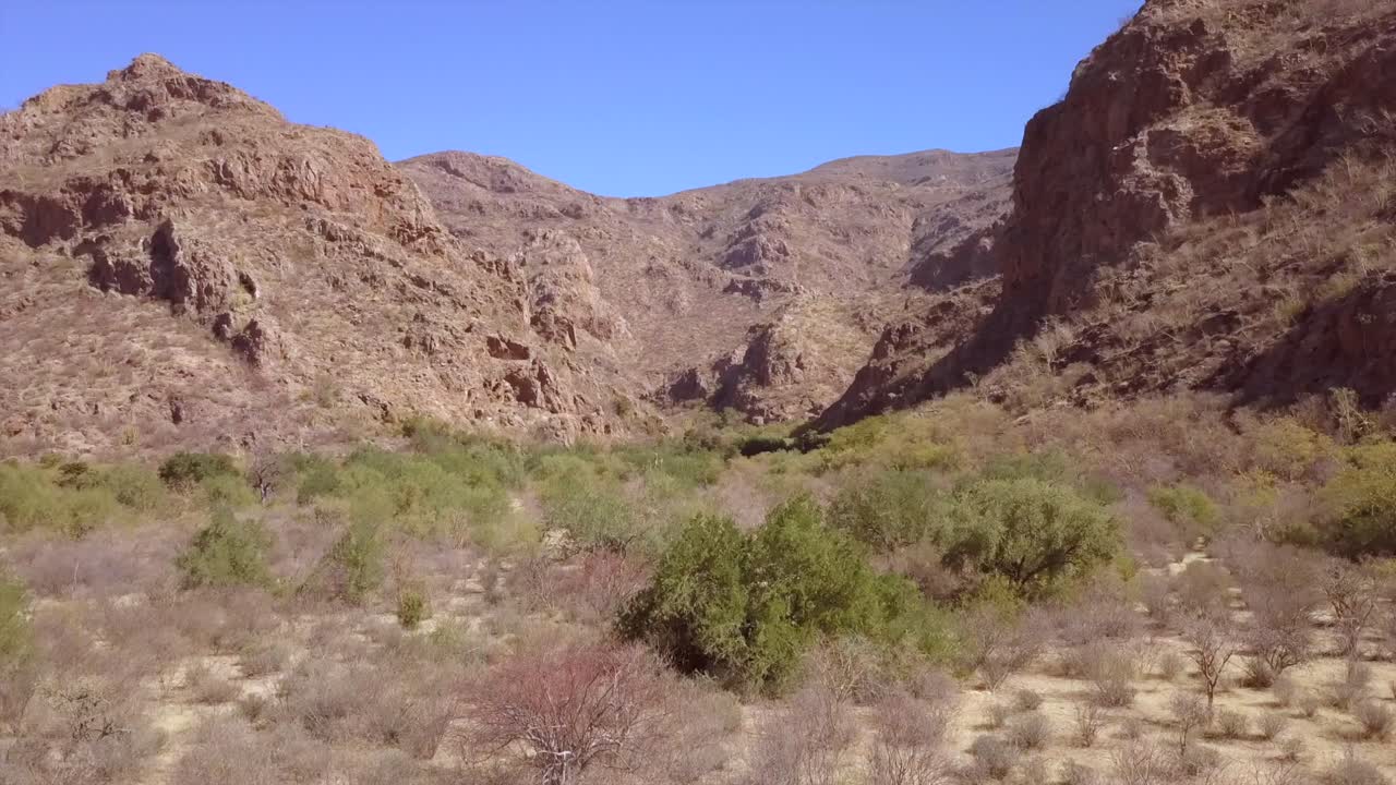 vuelo de escalada desde el nivel del suelo hasta la vista de la montaña
