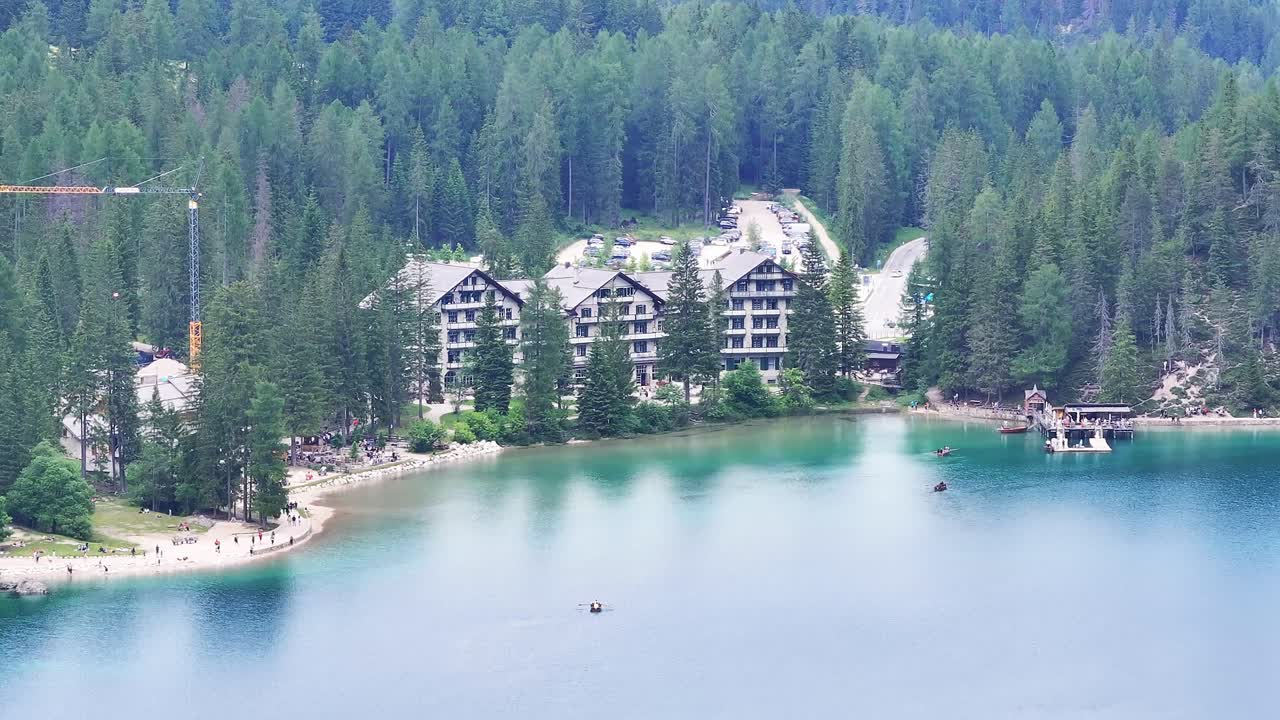 complejo hotelero cerca del hermoso lago de dolomitas, fondo de bosque