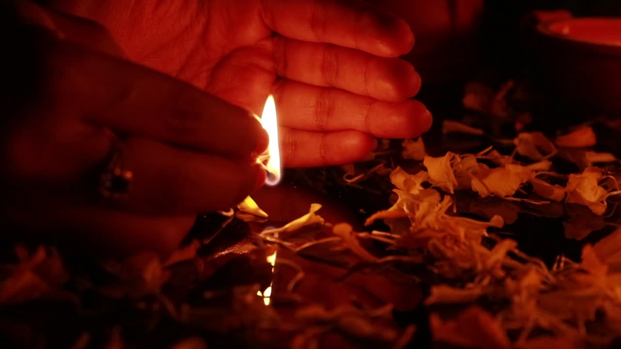 una lámpara encendida con motivo de un festival en la india